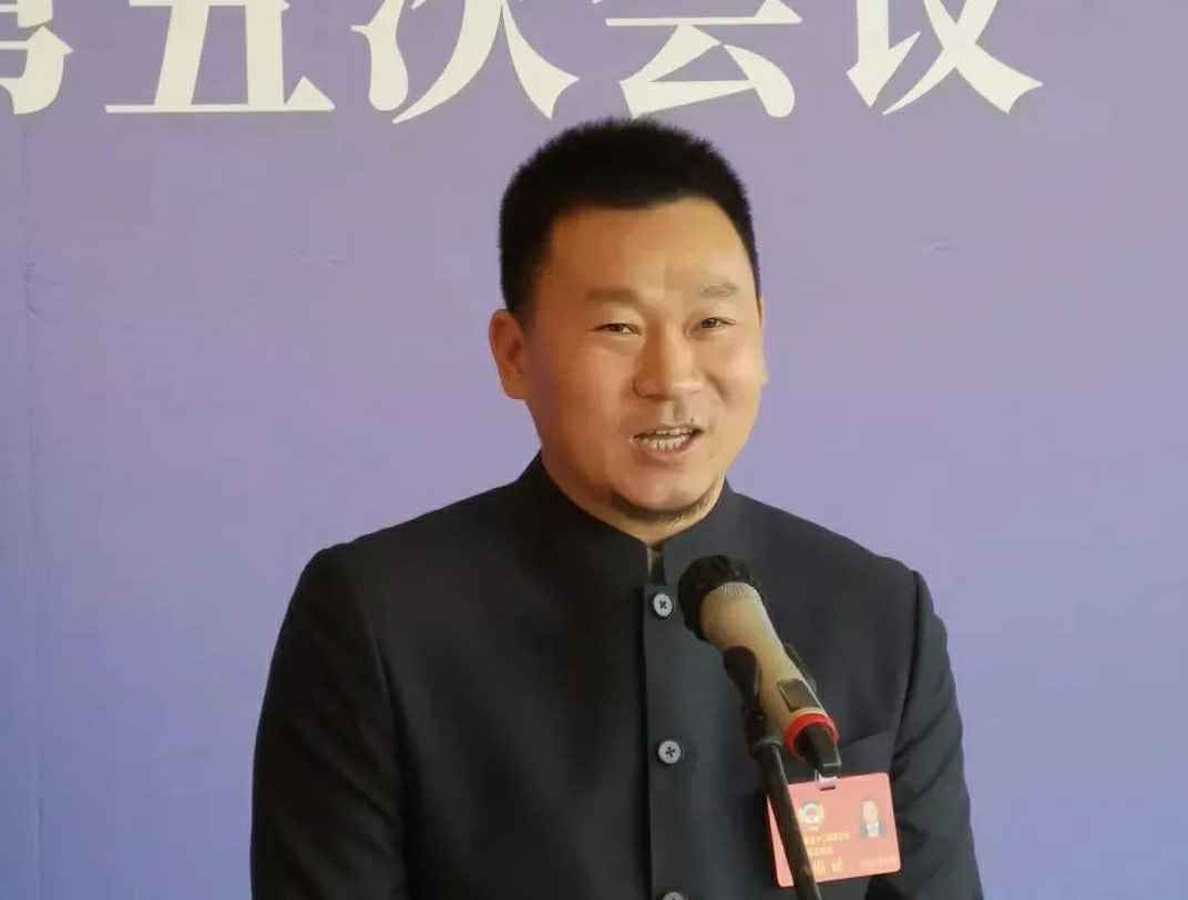 为进一步展示市政协团结、民主、开放、自信的形象，向市民和网友展示政协委员的履职风采，中山市政协十二届五次会议在2月4日上午开幕前开设“委员通道”，市政协委员、爱游戏ayx网站登录入口-爱游戏(中国)公司总经理陈朝阳走进“委员通道”，回应社会关切的问题。他就如何做好城市应急管理规划的问题进行发言，并回答记者提问。.jpg